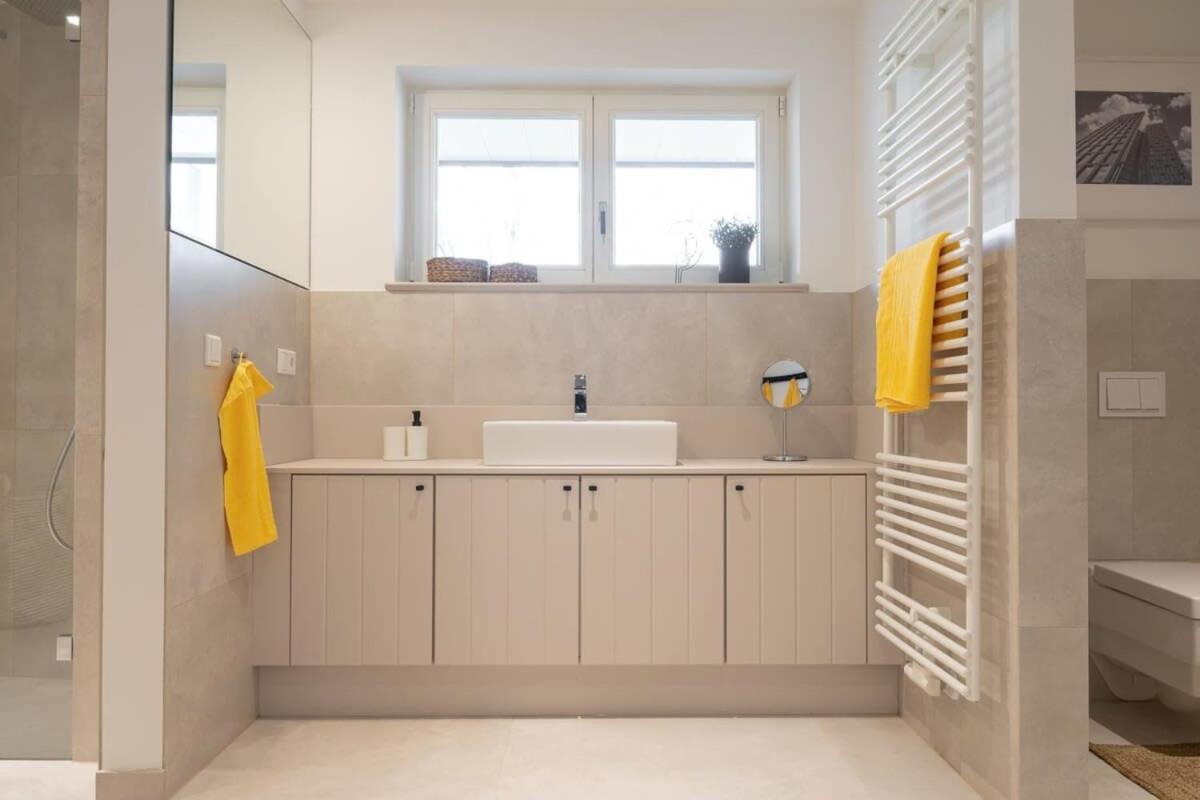 Spacious 3-Bedroom Apartment Near Eilbekpark Хамбург Екстериор снимка